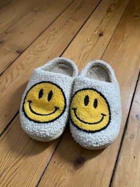 Smiley Slippers - Cream with Yellow Smile